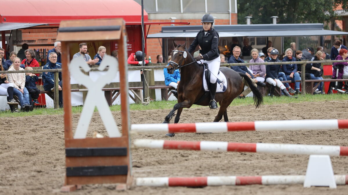 Elisabeth Frick vom Hadler Reitclub war eine von rund 20 Teilnehmerinnen des Vierkampfes. Foto: Unruh