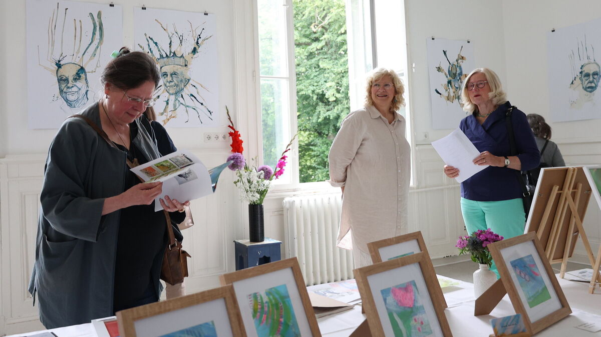 Sechs Wochen lang war die Künstlerin Almuth Rusteberg (m.) in Cuxhaven unterwegs. Ihre Werke erklärt sie den Besuchern der Ausstellung im Künstlerhaus im Schlossgarten. Foto: Larschow