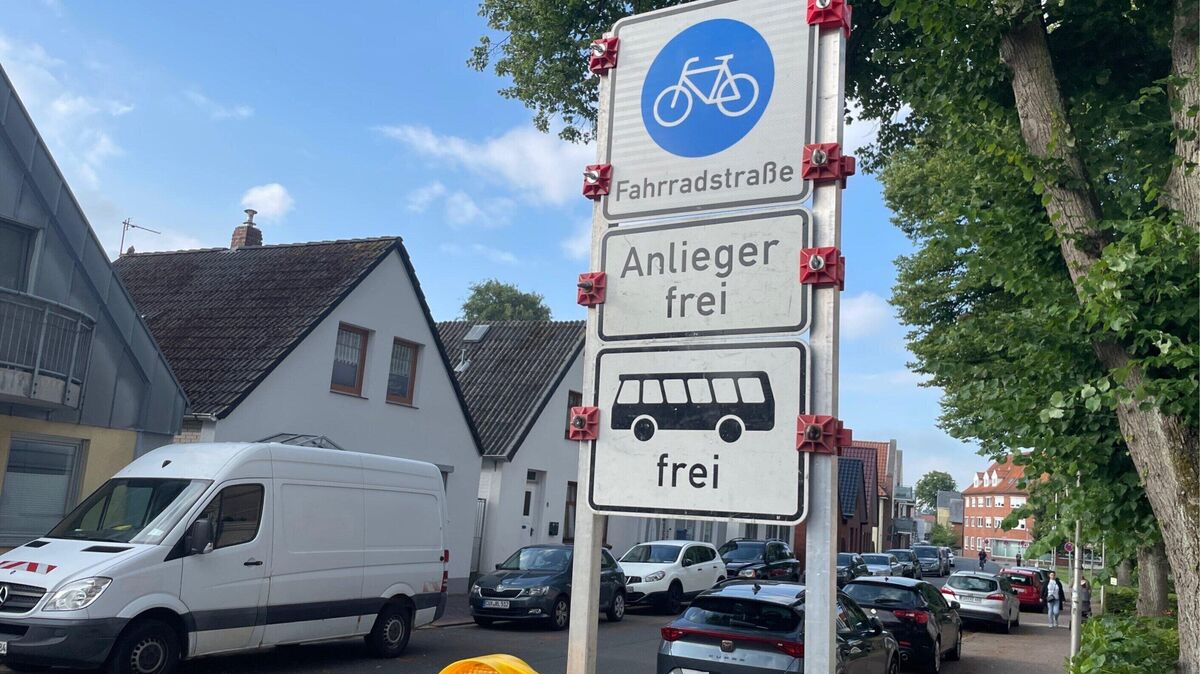 Neue Fahrradstraße: Auf der Friedrich-Carl-Straße und im Grünen Weg hat der Radverkehr jetzt Vorrang. Anwohner protestieren gegen den Verlust von Parkplätzen. Foto: Koppe