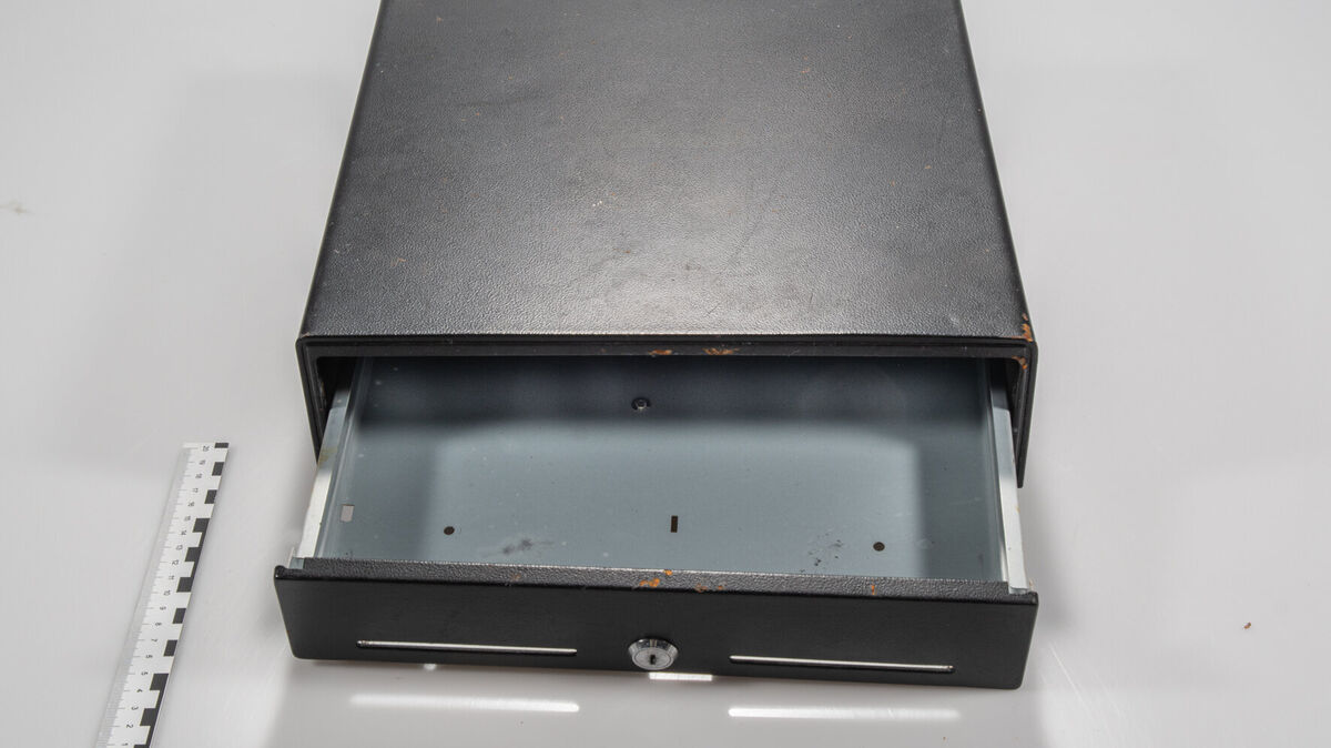 Die Polizei Cuxhaven bittet um Mithilfe: Am Seedeich wurde eine Geldkassette gefunden, die mit großer Wahrscheinlichkeit aus einer Diebestat stammt. Foto: Polizei Cuxhaven