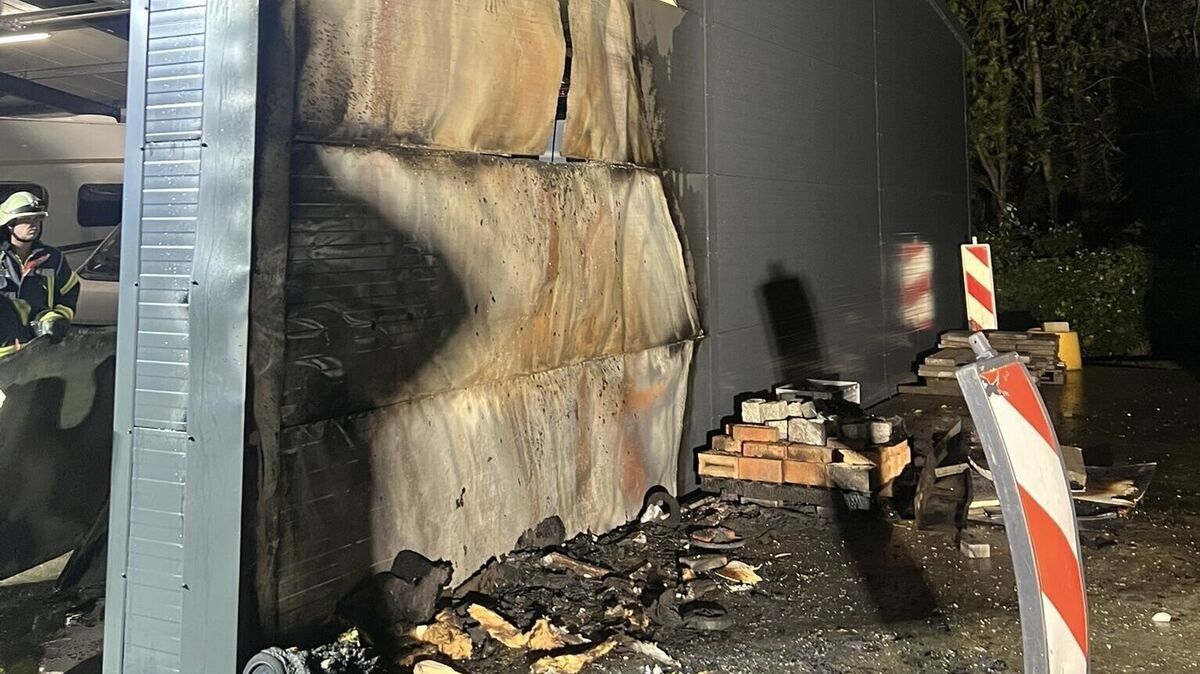 Nachdem die Blechfassade geöffnet wurde, suchen die Feuerwehrleute mit einer Wärmebildkamera nach versteckten Glutnestern, die entfernt werden. Foto: Feuerwehr