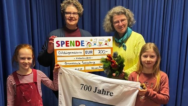 700 Euro für die Grundschule gespendet