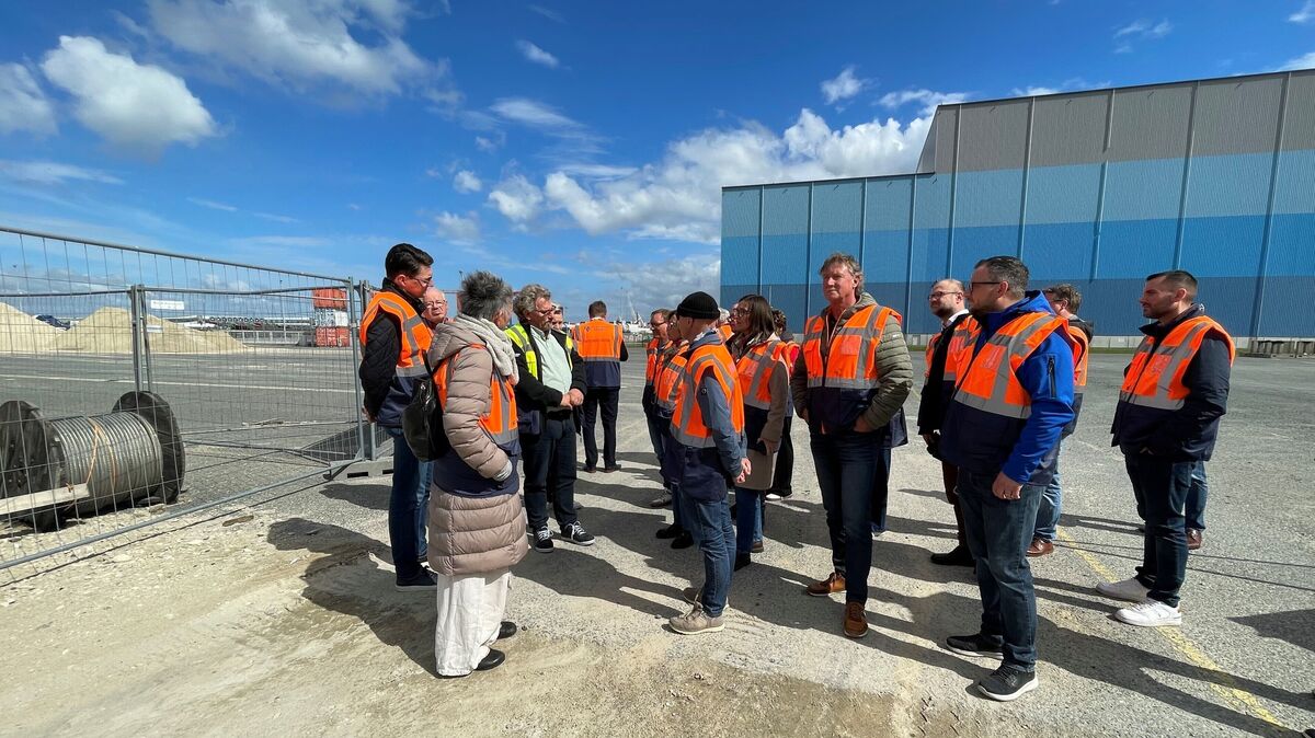 Jörg Stuhr, Projektmanager bei Titan Wind, führte die Gäste aus Ratspolitik und Verwaltung über das Werksgelände an der Hermann-Honnef-Straße. Im Bildhintergrund eine der künftigen Produktionshallen, die Einheimischen noch aus Zeiten von Bard/CSC bekannt sein dürfte. Foto: Koppe