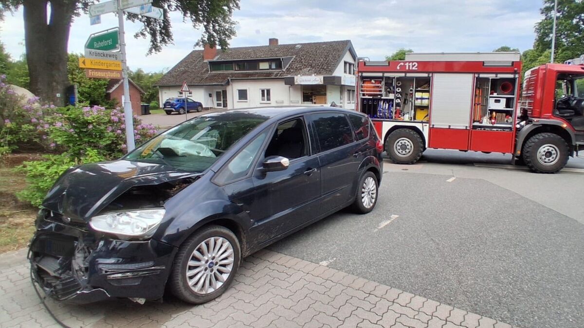 Die Feuerwehr sicherte die Unfallstelle durch die Sperrung der Kreuzung und stellte den Brandschutz sicher. Foto: Jürgen Lange