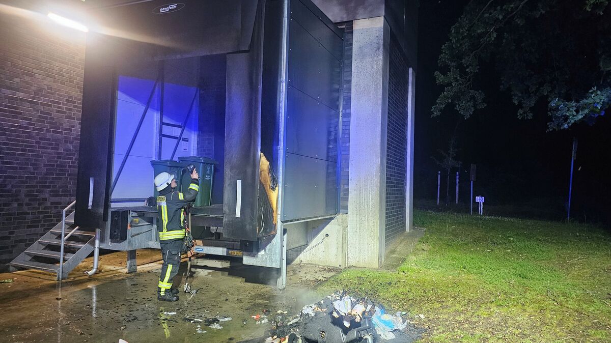 Nach Ablöschen des Altpapiercontainers und der Verkleidung an der Laderampe wird die Einsatzstelle mit einer Wärmebildkamera nach eventuellen Brandnestern untersucht. Foto: Lange