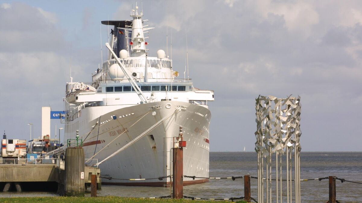 Die Statue "Vogelflug" (hier vor dem Kreuzfahrtschiff "Ocean Monarch") war vor 25 Jahren das Geschenk des Rotary-Clubs Cuxhaven an die Öffentlichkeit. Anlässlich des bevorstehenden 75-jährigen Jubiläums soll ein weiteres bleibendes und für alle zugängliches Objekt übergeben werden. Foto: Krieschen