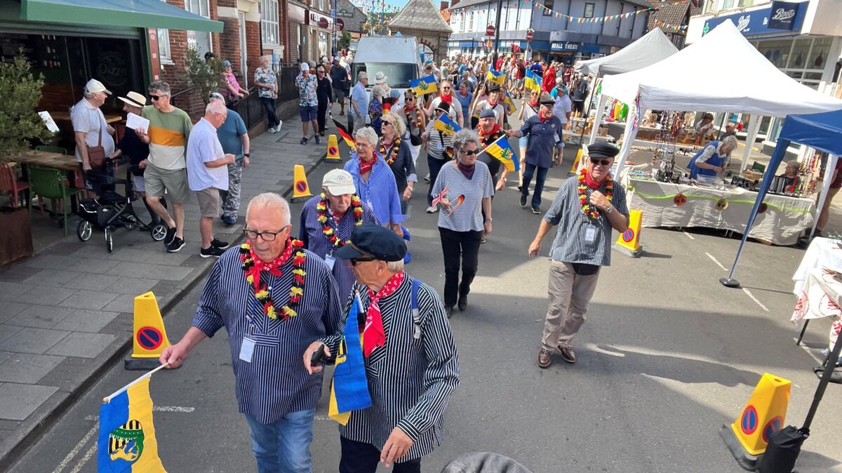 Die Otterndorfer Gäste nahmen in traditionellen Fischerhemden, mit Otterndorf-Fahnen und guter Laune an der lebhaften „Potty Parade“ in Sheringham teil. Foto: Gütlein