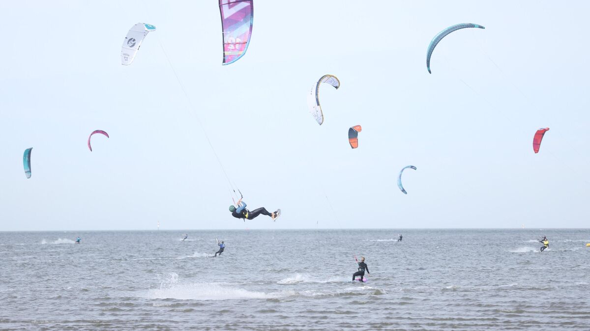 An der Kugelbake fanden die Teilnehmer des Kitesurf-Events "Hängt ihn höher" schließlich den für Stunts nötigen Wind vor. Foto: Larschow