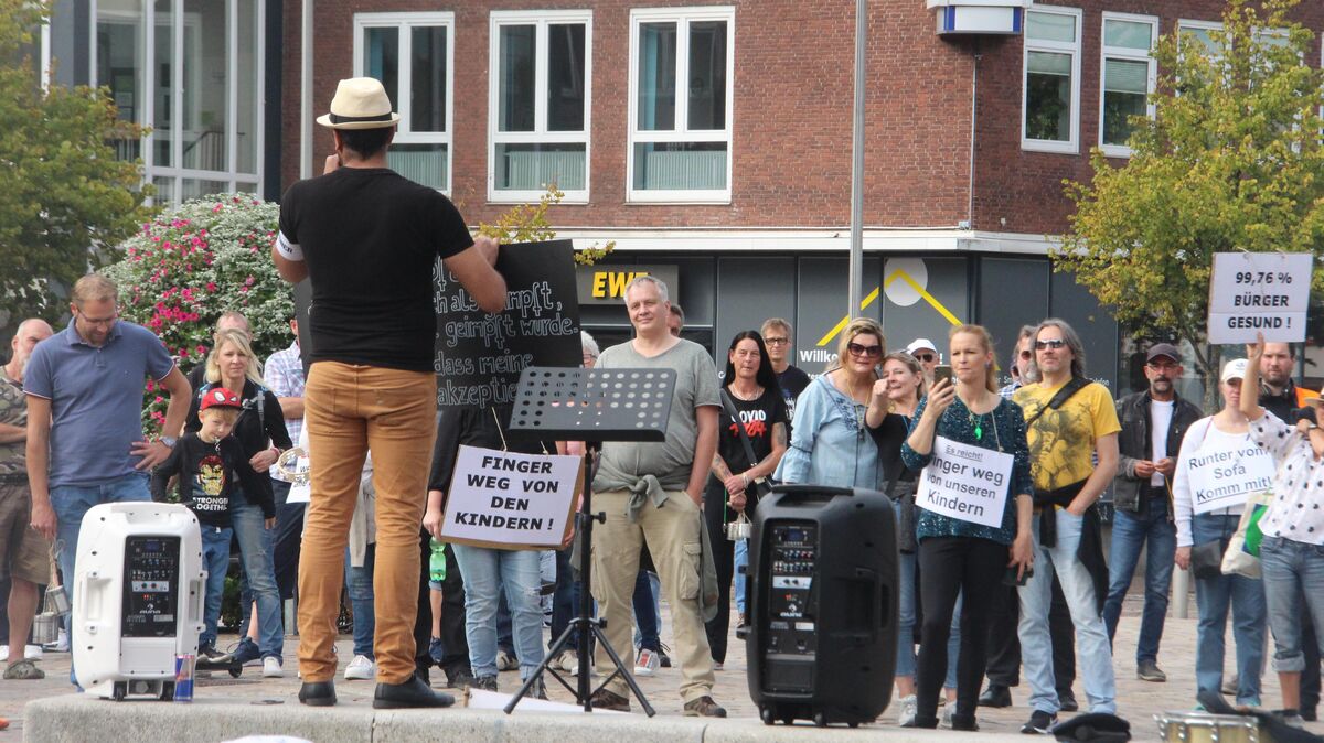 Niedersachsens Innenminister Boris Pistorius warnte am Mittwoch in Hannover vor einer Zunahme der Gewalt von Corona-Leugnern. Auch in Cuxhaven gehen seit Monaten jeden Sonntag Menschen gegen die Corona-Maßnahmen auf die Straße. Bisher ist es nur einmal zu einer Auseinandersetzung mit der Polizei gekommen. Foto: CNV-Archiv