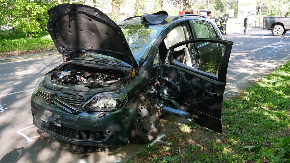 Die Fahrerin des VW Golf war in ihrem Fahrzeug eingeschlossen und wurde mit einem Halligan-Tool von der Feuerwehr befreit. Foto: Lange
