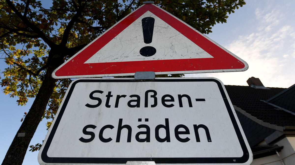 Angesichts der Sanierung der Straßenschäden wird die Kreisstraße 30 in der Gemeinde Hechthausen ab Montag für rund vier Monate gesperrt sein. Foto: Carsten Rehder / dpa