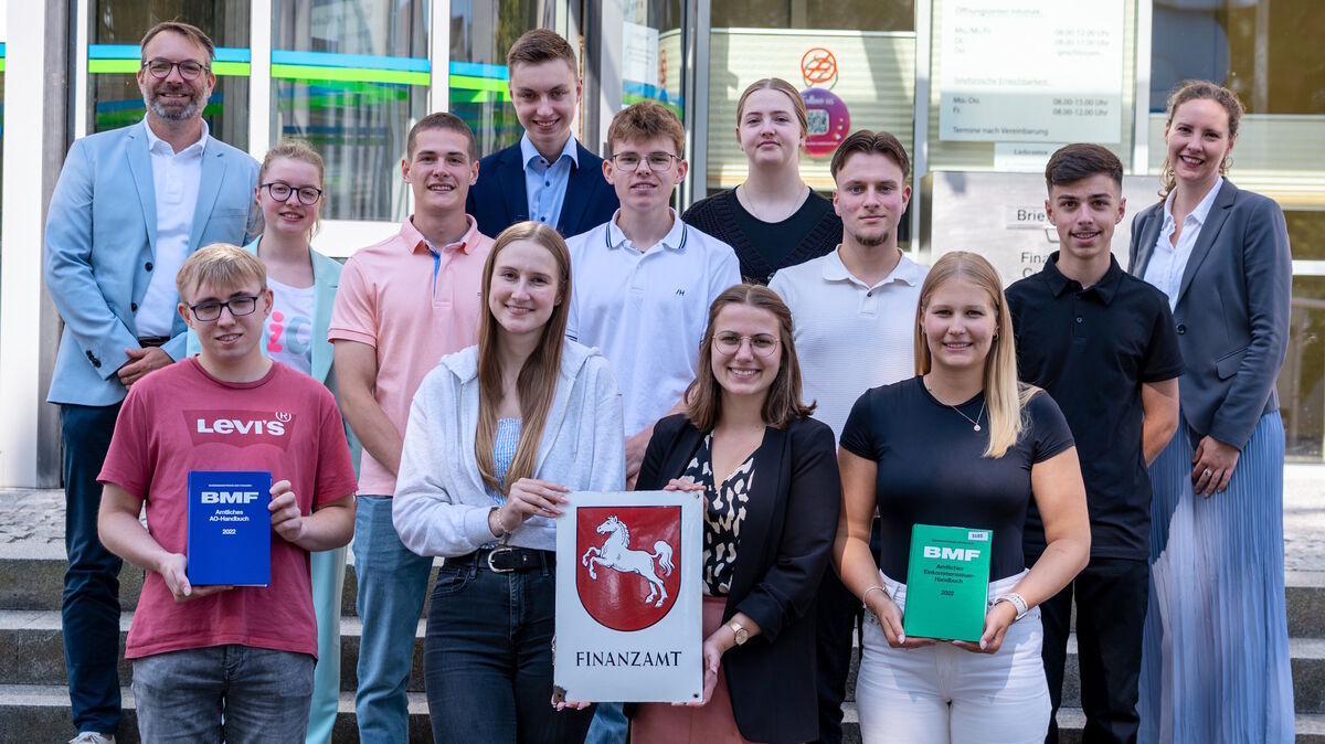 Gemeinsam für das Finanzamt Cuxhaven: Hintere Reihe v. l.: Amtsleiter Cord Heinsohn, Lasse Itjen, Lea Schmidt, Ausbildungsleiterin Johanna Hölscher. Mittlere Reihe: Sarah Grimm, Robyn Müller, Leon Reinecke, Jarno Böhm, Kenan Bayankulu. Vorn: Lasse Fußmann, Inken Ohlrogge, Rebecca Müller, Nia Osterndorff. Foto: red