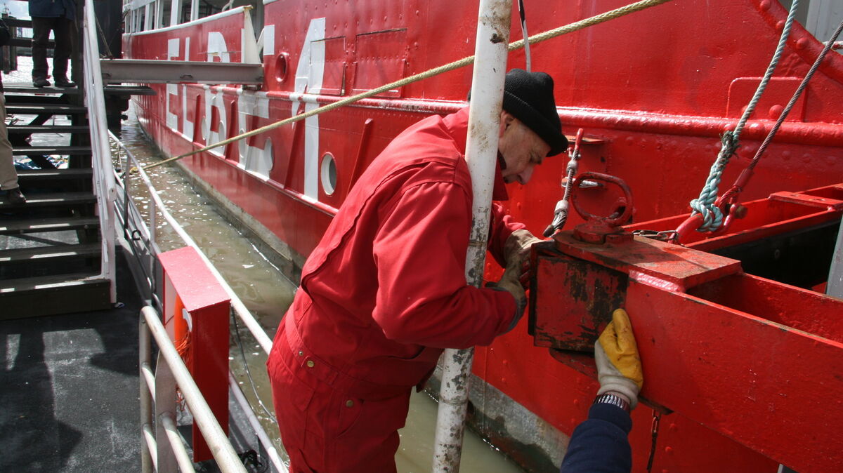 Tausende Arbeitsstunden haben die Ehrenamtlichen des Feuerschiffvereins investiert, damit die "Elbe 1" im Jahr 2025 wieder Cuxhavener und Urlauber an der Alten Liebe erfreuen kann. Archivfoto: Sassen