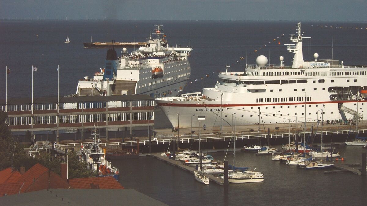 Begegnung am Steubenhöft: Die bis Ende 2005 von Cuxhaven nach Harwich fahrende England-Fähre "Duchess of Scandinavia" und die "Deutschland". Foto: Sassen