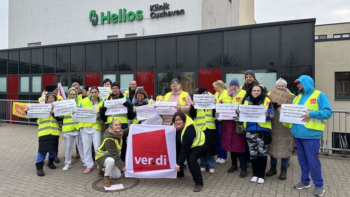 Bei eisiger Kälte forderten Beschäftigte der Helios-Klinik Cuxhaven in einer aktiven Mittagspause die Umsetzung der tariflichen Vereinbarungen ein. Foto: Reese-Winne