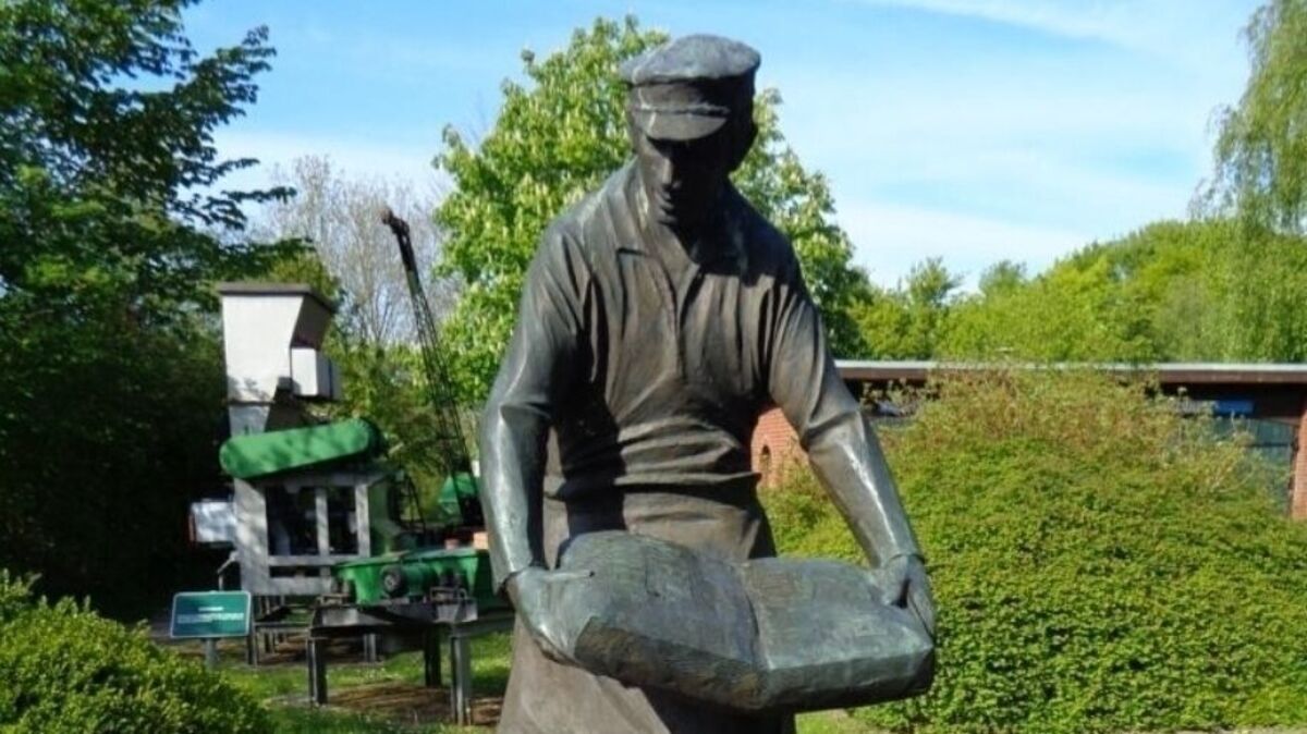 Die Skulptur des „Zementpackers“ wird bald am Rathausplatz in Hemmoor neu errichtet, nachdem das Original von Metalldieben zerstört wurde.