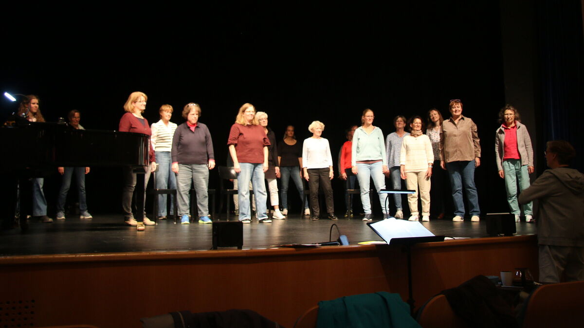 Teilnehmerinnen des Carmina-Burana-Projekts proben im Stadttheater Cuxhaven unter der Leitung von Mathias Christian Kosel. Foto: Potschka