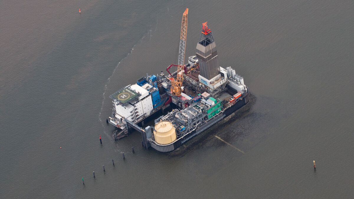 Die Bohr- und Förderinsel Mittelplate in der Nordsee vor der Küste Schleswig-Holsteins. Die Aufnahme entstand 2014. Mit dem Bau der Insel wurde 1985 begonnen. Foto: dpa/Charisius