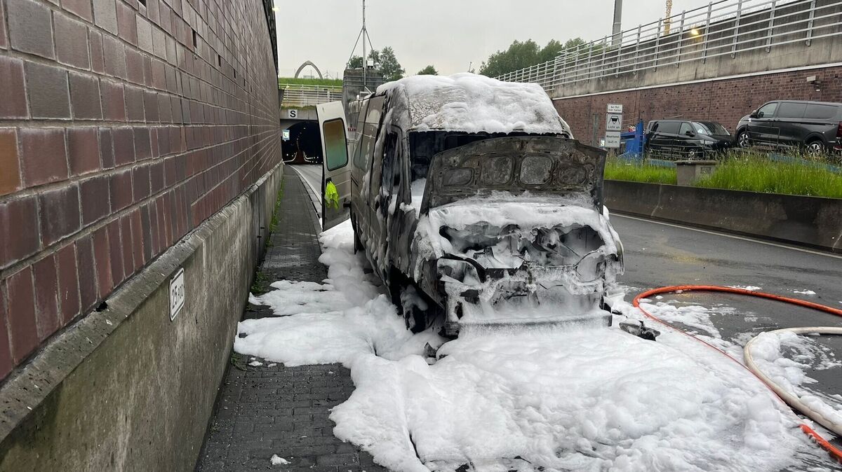Ein ausgebrannter Kleintransporter, umgeben von Löschschaum, sorgte am Mittwochmorgen für eine vorübergehende Vollsperrung des Wesertunnels. Foto: Polizei Cuxhaven