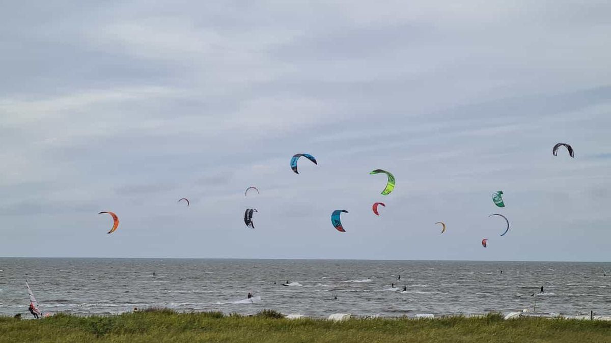Bei gutem Wind tummeln sich im Wasser vor Cuxhaven gerne mal dutzende Kitesurfer - so wie hier am 17. August in Sahlenburg. Foto: Fischer