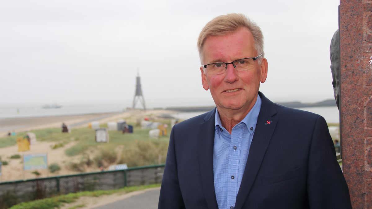 Rüdiger Kurmann an einem seiner "Lieblingsplätze" in Cuxhaven, dem Zenneck-Denkmal unweit der Kugelbake: "Man blickt auf die Elbe, die Nordsee und das Wattenmeer. Und selbst an heißen Sommertagen weht hier immer ein leichter Wind." Foto: Koppe