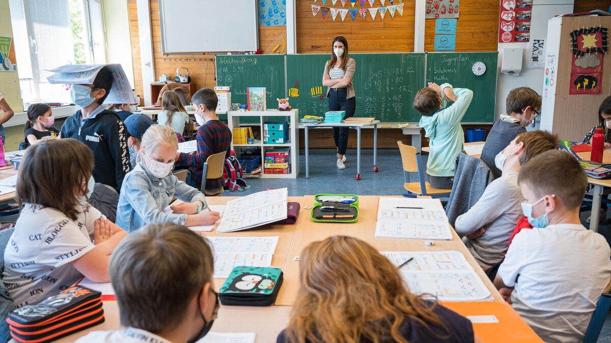 In den Schulen im Cuxland geht es wieder los - mit Maskenpflicht. Symbolfoto: Oliver Dietze/dpa