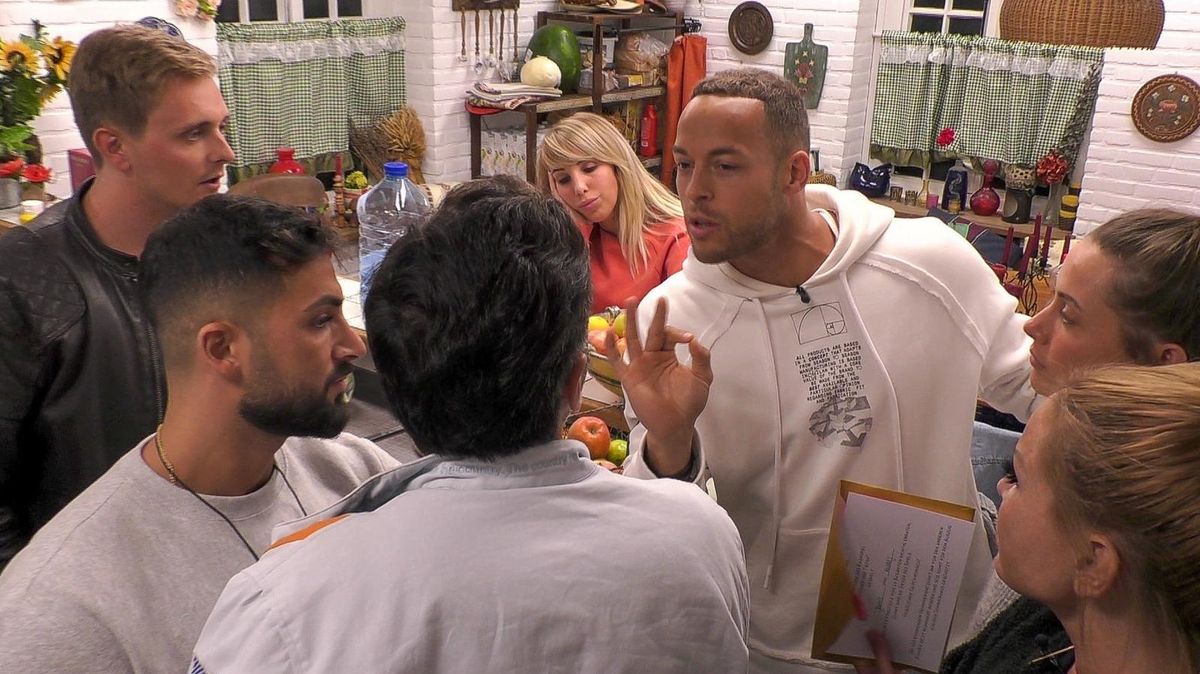 Gleich in der ersten Folge ging es ab im "Sommerhaus der Stars". Während zwischen einigen Teilnehmern die Fetzen flogen, hielten sich Tim Sandt (l.) und Annemarie Eilfeld (im Hintergrund) eher heraus. Foto: TVNow