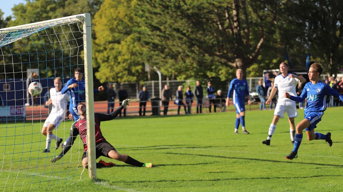 Nachdem Benedikt Fastert (2. von rechts, weißes Trikot) per Kopf klären wollte, schlug der Ball zum Entsetzen des Geversdorfer Keepers Erik Rathke zum 5:1-Zwischenstand für Eintracht Cuxhaven ein. Foto: Witthohn