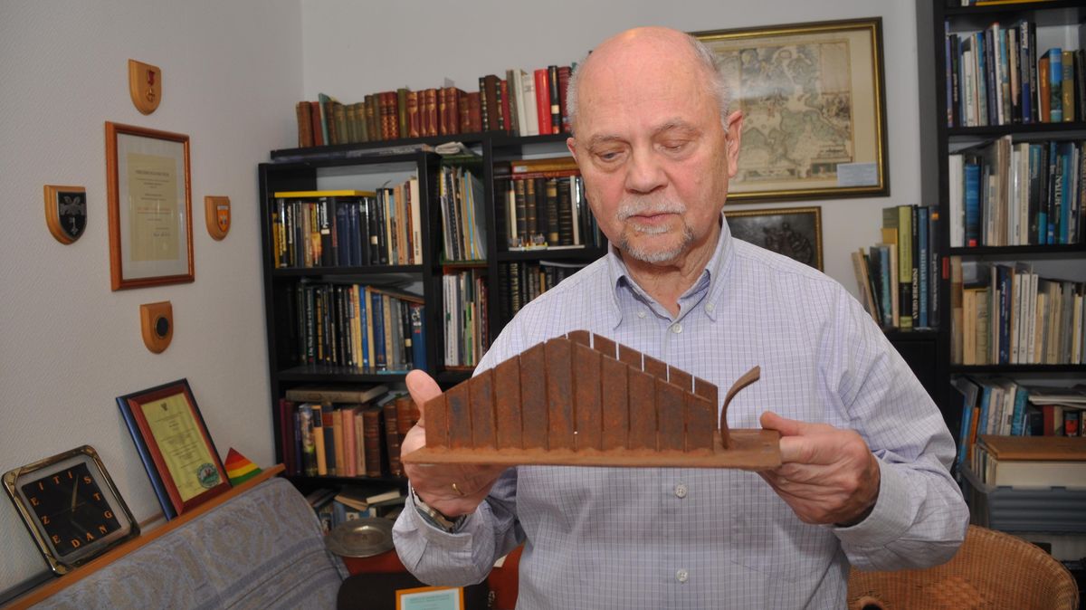 Der Basdahler Rainer Leive hat sich jahrzehntelang für Deich- und Küstenschutz eingesetzt. Deshalb wird die Einweihung des Sturmflutdenkmals, das von dem 2018 verstorbenen Künstler Gerd Rehpenning in Zusammenarbeit mit dem Hesedorfer Kunstschmied Ralf Schiefbahn geschaffen wurde, am heutigen Dienstag in Freiburg an der Elbe für den 75-jährigen Basdahler ein emotionaler Moment sein. Foto: Schmidt