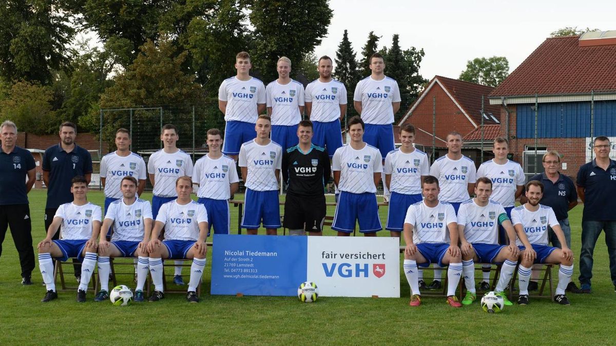 Die Mannschaft des TSV Hollen-Nord. Das Foto ist aus dem Vorjahr (sitzend v.l.): Elian Stelling, Andreas Springer, Jörn Steffens, Lennard Grütter, Tobias Buck, Marten Kohrs. Mitte v.l.: Trainer Andreas Popp, Torwarttrainer Jörg Klemp, Bernd Springer, Axel Bremer, Julian Wichmann, Kilian Heidtbrock, Julian Springer, Thorben Grotheer, Marik Peters, Hauke Wülbern, Marvin Wilkens, Betreuer Norbert Segelken, Vorsitzender Henry Springer. Hinten v.l.: Philip Busch, Jonas Beckmann, Björn Buck, Joshua Brandt.