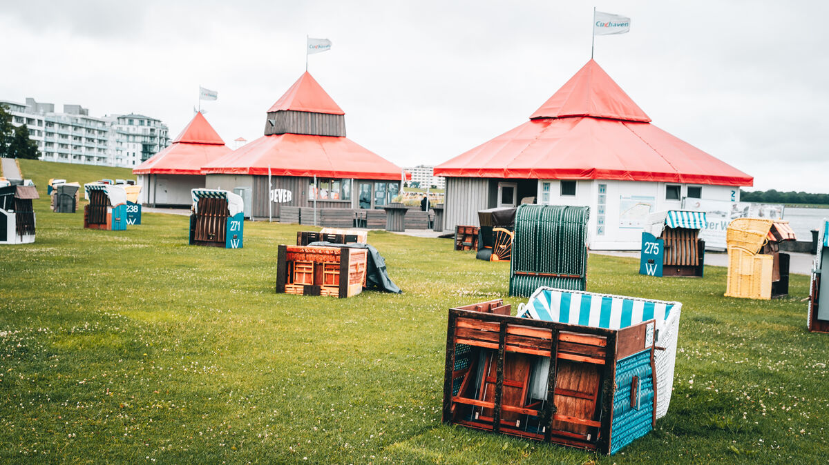 In der Grimmershörnbucht fielen einige Strandkörbe dem Orkan "Poly" zum Opfer. Foto: Keck