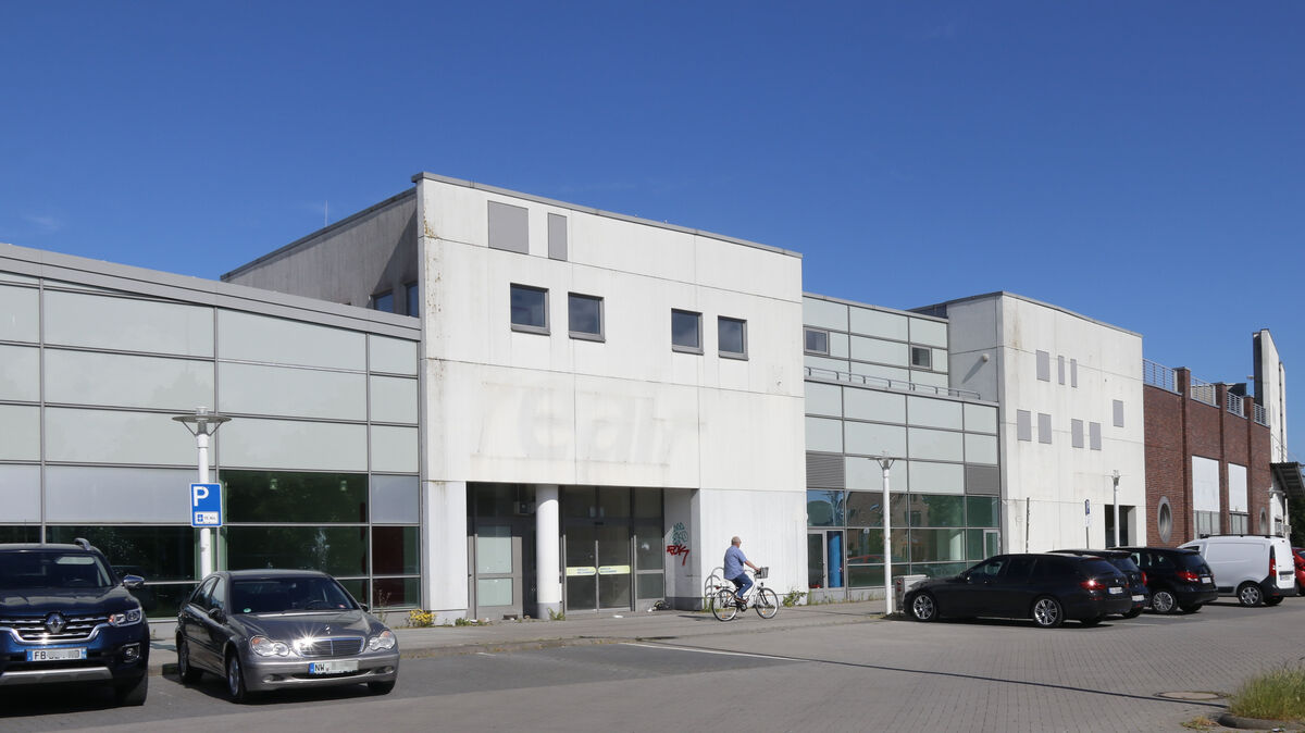 Das frühere Real-Gebäude in Cuxhaven ist seit Monaten mehr oder weniger verwaist. Foto: Koppe