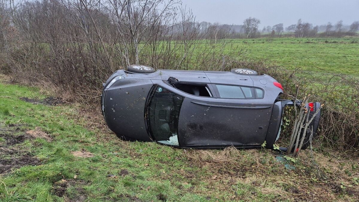 Das Auto landet beim Unfall auf der A27 zwischen den Abfahrten Altenwalde und Nordholz neben der Fahrbahn. Auf der Seite bleibt der Wagen liegen. Foto: Polizei