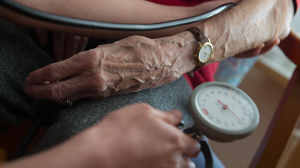 Für Kräfte und zu pflegende Personen ändert sich durch die Insolvenz nichts. Eine neu gegründete Gesellschaft kümmert sich jetzt. Foto: dpa/Murat