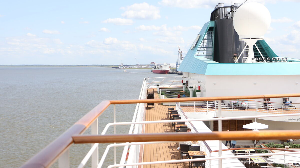 Auf den Prospekten der Kreuzfahrtgesellschaften glänzen Sonnendecks. Werbeneutral heißt es dort: „Erleben Sie die Welt in einer Stadt auf dem Meer.“ Doch was auf den unteren Decks geschieht, bleibt den meisten Reisenden verborgen. Foto: Larschow
