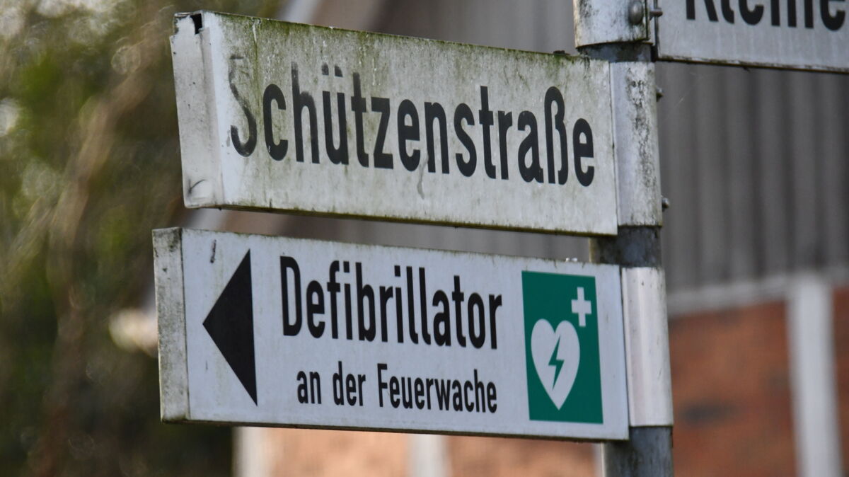 Hinweise, wo die Defibrillatoren an Gebäuden angebracht sind, erleichtern die Lebensrettung. Unser Foto entstand in Mittelstenahe. Foto: Schröder
