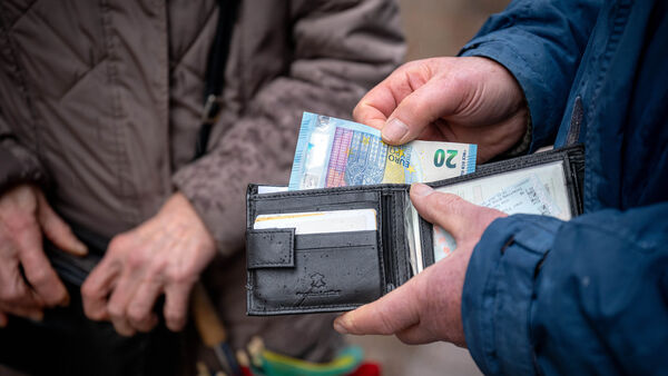 Auf offener Straße beraubt: Trickdieb erbeutet 500 Euro in Buxtehude