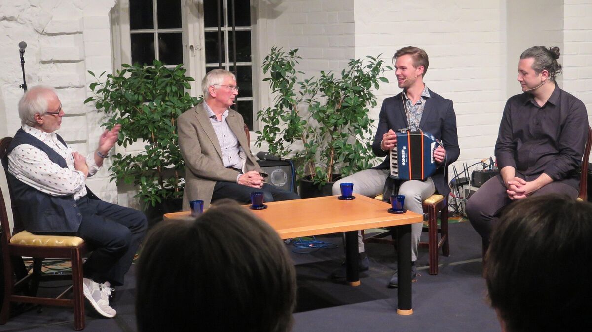 Die von Norbert Balzer (l.) moderierte Talk-Runde zum Thema Musik: Prof. Dr. Eckart Altenmüller (2.v.l.), Matthias Matzke und Goran Stevanovich. Foto: Cordes