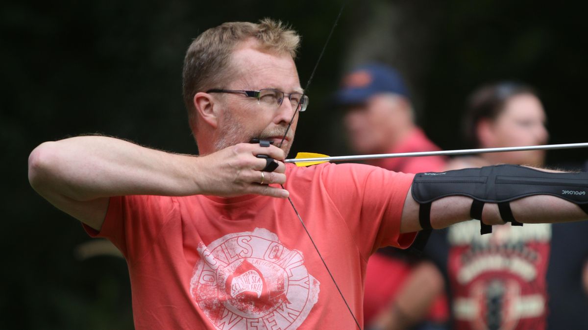 CN/NEZ-Sportredakteur Frank Lütt hatte am Anfang Schwierigkeiten, das linke Auge zu schließen, um mit dem rechten zu zielen. Als Rechtshänder soll mit dem rechten Auge anvisiert werden. Die Sehne wird bis auf die Nasenspitze gespannt. Der linke Arm ist durchgestreckt und kein Finger berührt den Pfeil. Foto: Bönecker
