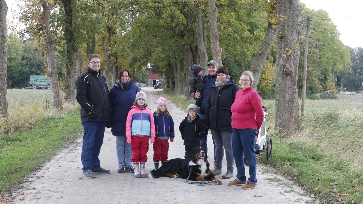Feriengäste von Ute Mushardt (r.) schätzen die Lage des über eine Allee zu erreichenden Hofes. Was Familie Vocke (hier mit Hofhund Balu) gefällt, ist in puncto Netzanbindung problematisch: Ins Internet gelangt man bis dato über den parallel zur Auffahrt verlaufenden Telefonddraht. Foto: Koppe