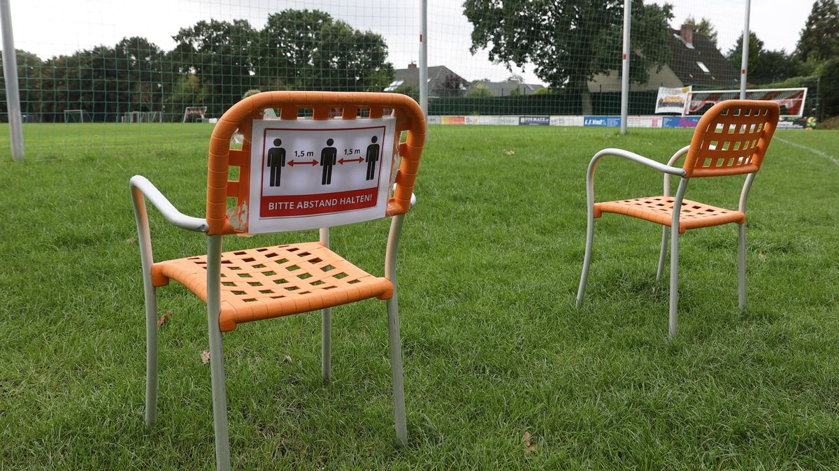 Auf den Fußballplätzen wird endlich wieder Fußball gespielt - und das sogar vor Zuschauern. Allerdings müssen die einige Hygienevorschriften beachten. Der Mindestabstand von 1,5 Metern muss eingehalten werden und sind mehr als 50 Zuschauer vor Ort, müssen sich die Gäste hinsetzen. Foto: Unruh