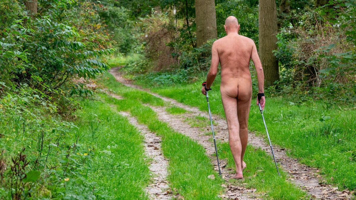 Nacktwanderung durch die Natur bei Sievern: Das besondere Hobby des Mannes aus Geestland stößt nicht überall auf Zustimmung. Foto: Scheschonka