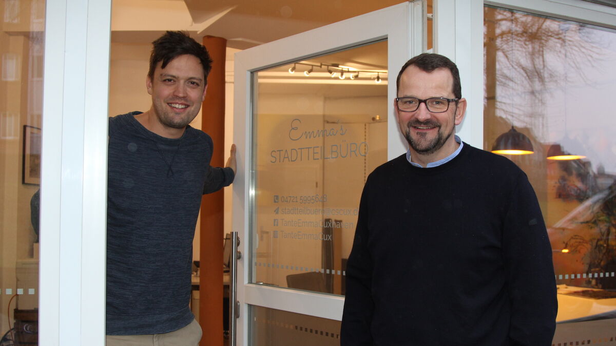 Das ist eine Einladung: Gemeinwesenarbeiter Jason Frost (l.), hier mit Sven Wersien, hält die Tür zum neuen Stadtteilbüro in der Deichstraße 29/Ecke Alter Deichweg auf. Foto: Reese-Winne