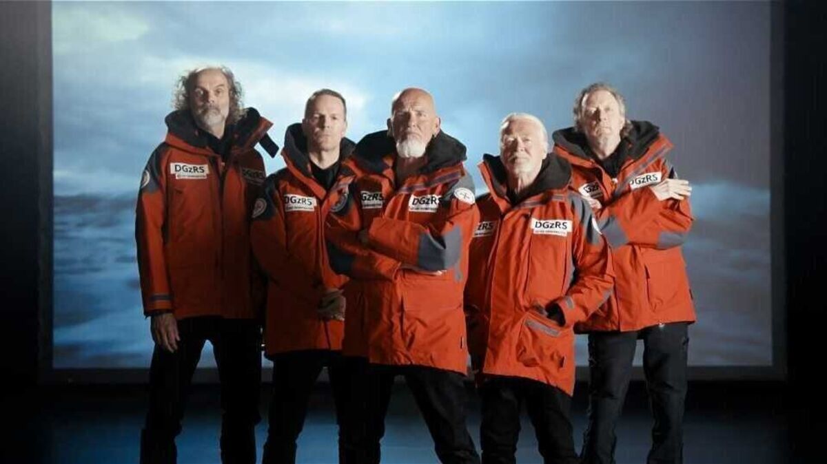 Szene aus dem Musikvideo des Seenotretter-Songs „Retter in der Not“ der Shantyrock-Band Santiano zugunsten der Deutschen Gesellschaft zur Rettung Schiffbrüchiger (DGzRS). Foto: Haik Büchsenschuss