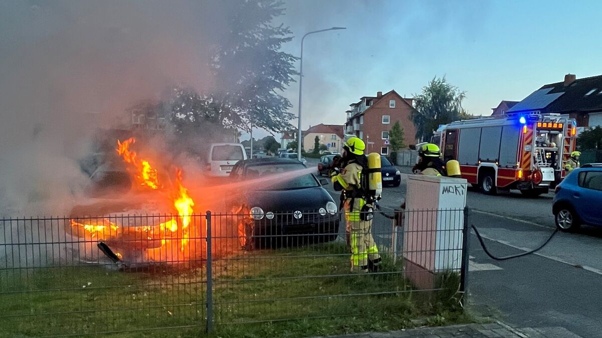 Ein Pkw stand am frühen Donnerstagmorgen mitten in Cuxhaven in Flammen. Foto: Feuerwehr Cuxhaven