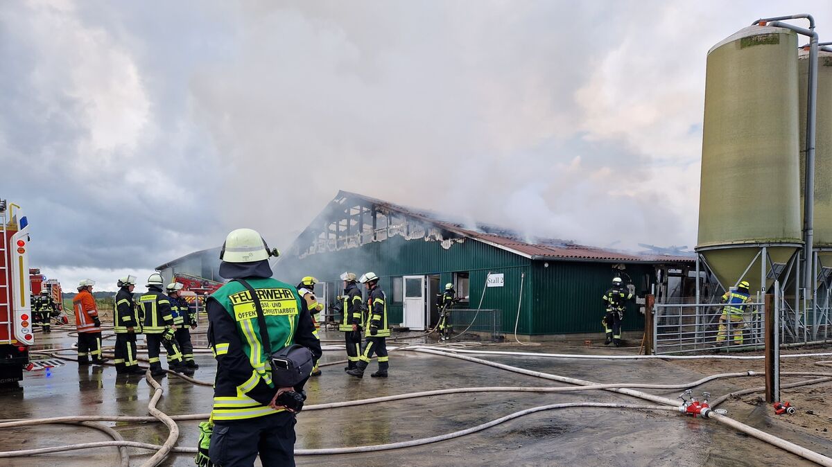 Seit Mittwochmorgen kämpften Feuerwehrleute gegen die Flammen in einer Scheune in Lüdingworth-Köstersweg. Foto: Larschow