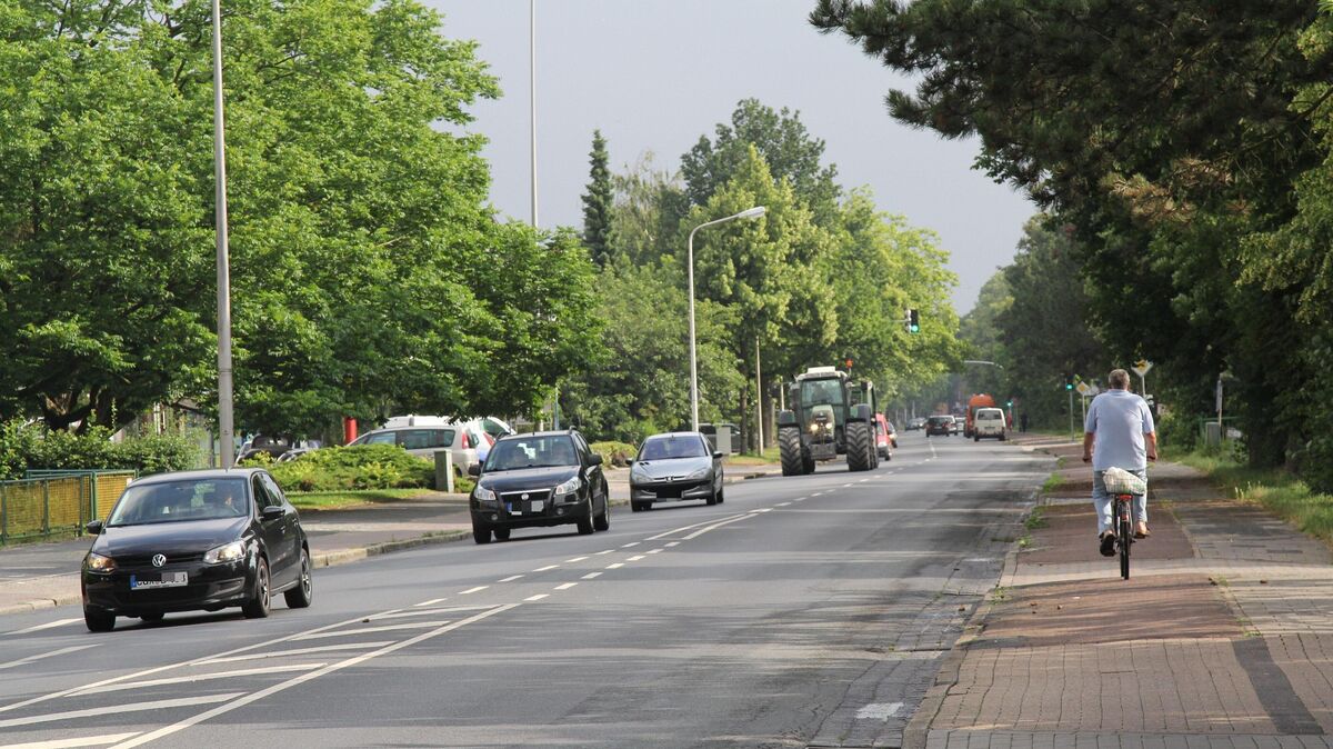 Die Altenwalder Chaussee ist immer wieder Bestandteil von Diskussionen, wenn es um den Verkehr in Cuxhaven geht. Archivfoto: Reese-Winne