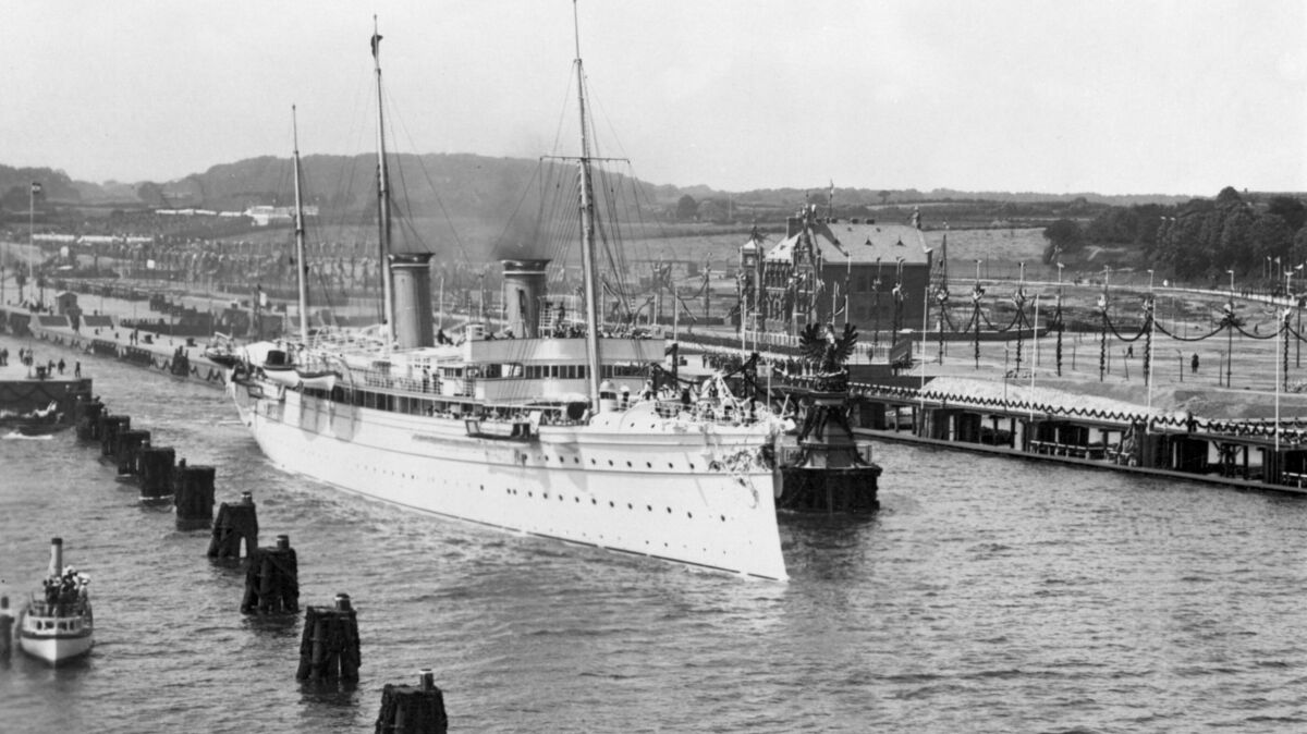 Die kaiserliche Jacht "Hohenzollern" verlässt anlässlich der Einweihung des Kaiser-Wilhelm-Kanals (heute Nord-Ostsee-Kanal) am 21. Juni 1895 die Schleuse Kiel. Foto: dpa/WZ-Bilddienst