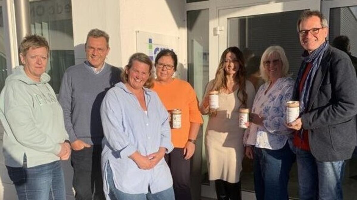 Jetzt stehen die Spendendosen wieder bereit. Die Cuxhaven-Niederelbe Verlagsgesellschaft bringt mit dem Kinderhospizverein Cuxhaven-Bremerhaven sowie den Hospizgruppen Cuxhaven und Land Hadeln die Glücksschweinchen unter die Leute. Ulrike von Holten, Leitung Organization & Customer-Service bei der CNV (v.l.), CNV-Geschäftsführer Ralf Drossner, Stefanie Kopf aus dem CNV-Leserservice, Kinderhospiz-Koordinatorin Carmen Bicker, die neue Kinderhospizvereinsvorsitzende Azize Subasic, Koordinatorin Birgit Meyer von der Hospizgruppe Land Hadeln und Koordinator Jörg Peters von der Hospizgruppe Cuxhaven freuen sich auf die Aktion. Foto: Kuczorra