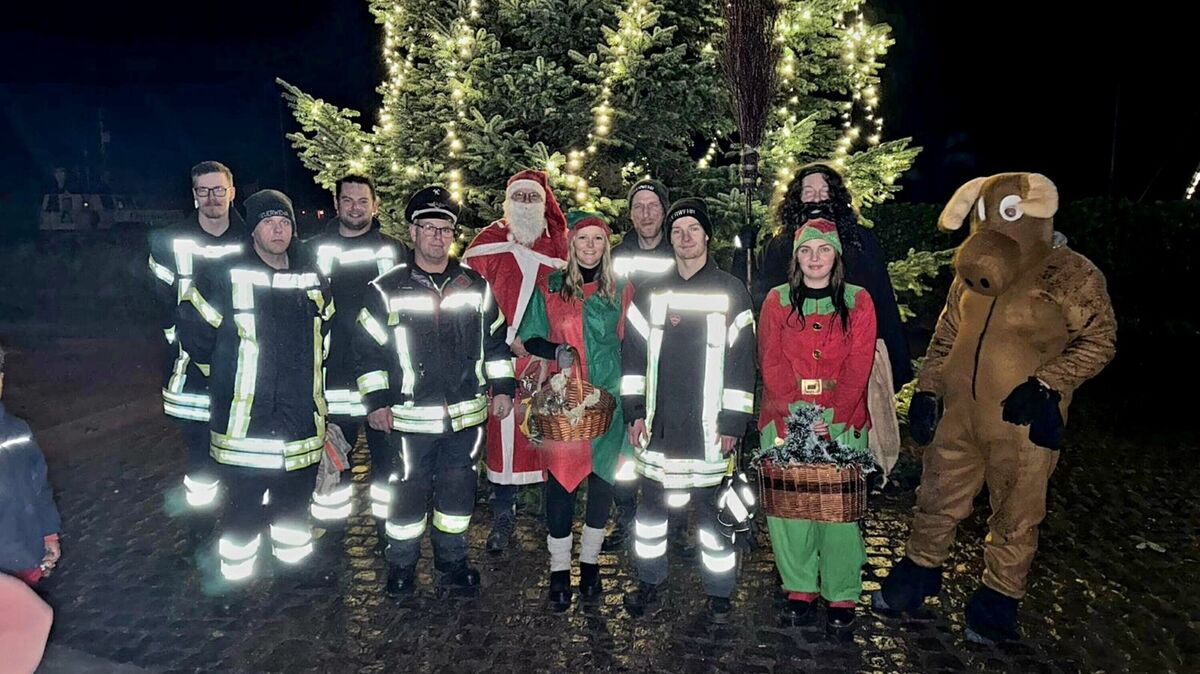 Die Feuerwehr Oberndorf begleitet den Weihnachtsmann und dessen Gefolge durch den Ort. Am großen Weihnachtsbaum bei der St. Georg-Kirche bekommen alle Kinder ein Geschenk. Foto: Lange
